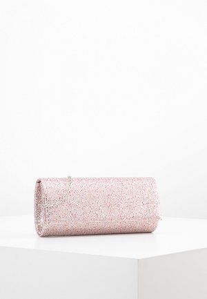 Rechthoekige glinsterende roze clutch met een klep en een dunne zilveren kettingband, rustend op een witte ondergrond.