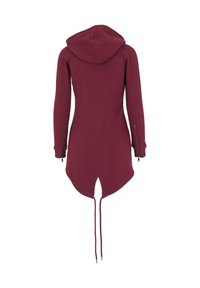 Veste longue bordeaux à capuche avec manches ajustées, détails de fermeture éclair près des poignets et ourlet arrière prolongé avec deux cordons suspendus.