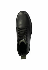 Botín de cuero negro hasta el tobillo con acentos de malla verde. Presenta puntera redonda, diseño con cordones y una lengüeta en la parte trasera para una fácil colocación.