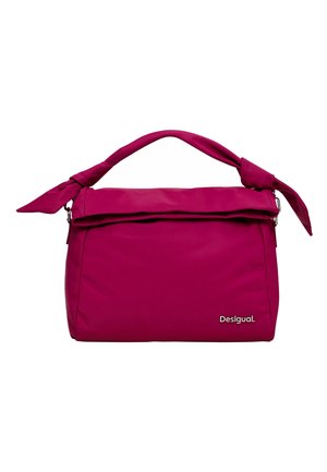 Sac à main en tissu doux magenta avec une poignée nouée matelassée et un rabat replié, présentant un petit logo "Desigual" dans le coin inférieur droit à l'avant.
