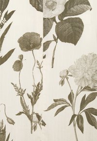 Tissu floral avec des illustrations botaniques vert foncé sur un fond blanc crème. Les motifs incluent des pivoines et diverses feuilles.