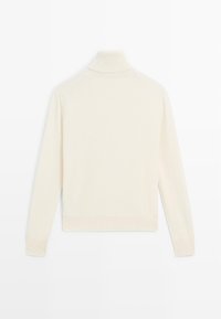 Maglione a collo alto color crema realizzato in tessuto morbido. Presenta maniche lunghe, un colletto aderente e un orlo dritto senza motivi.