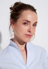 Eterna KELCHKRAGENBLUSE - REGULAR FIT - Button-down blouse - hellblau