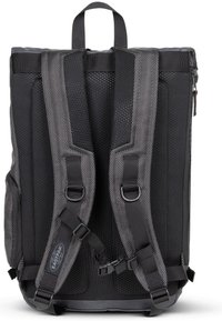 Sac à dos noir avec texture en maille, rembourré, avec des bretelles ajustables et plusieurs boucles. Dispose d'une poignée de transport supérieure et d'un design élégant et épuré.