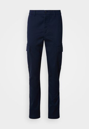 Calças cargo azul marinho feitas de um tecido de mistura de algodão, apresentando bolsos laterais, fecho com botão, pernas retas e uma textura suave.