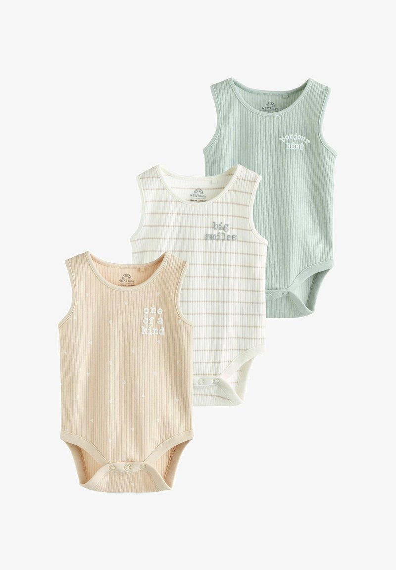 Tre ribstrikkede ærmeløse babybodystockinger i beige, hvid med tynde striber og lysegrøn, alle med teksttryk på brystet.