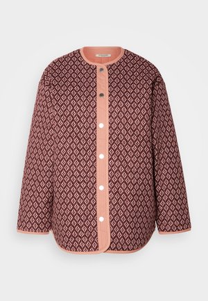 Burgundia värvi tikitud jope, millel on teemantmuster, koralli värvi nööpide rida, ümmargune kaelus ja pikad varrukad, millel on ühtlane ääreline.