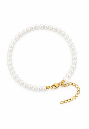 Un bracelet de perles blanches avec un fermoir doré et une chaîne réglable, disposé en cercle sur un fond blanc.