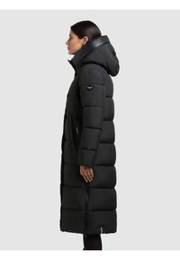 Sort puffjakke med hætte, med kviltet design, lodret syninger, lynlåslommer på siden og en fuld længde lynlås foran.