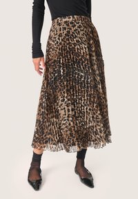 Leopardmønster plisseret midi-nederdel i nuancer af brunt og sort, med et flydende design og lagdelt tekstur, afsluttet med en transparent kant.