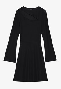 Rochie neagră, cu mâneci lungi, în siluetă A, cu o decupare diagonală aproape de gulerul rotund.