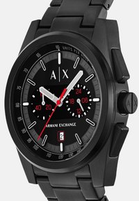 Črn nerjaveči jekleni uro s okroglo površino, rdečimi in belimi poudarki, kronografskimi podmerami ter prikazom datuma na položaju 6. ure.