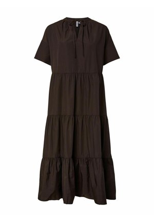 Robe midi brun à volants avec des manches courtes. Dotée d'un col rond avec un liseré et d'une texture de tissu douce et fluide.