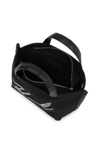 Fekete szövet bevásárlótáska két bőrkarral, részben nyitott ezüst cipzárral és díszes fehér felirattal az elején.