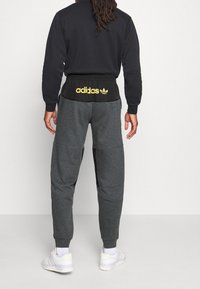 adidas Originals Teplákové kalhoty - dark grey