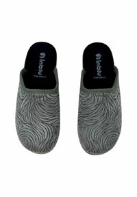 Pantofole in tessuto grigio con un motivo testurizzato a spirale, aperte sul retro, e suole interne nere con il logo del marchio. Design morbido e leggero.