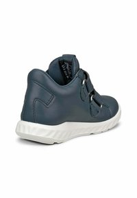 Sneaker mid-top in pelle blu, presenta una suola in gomma bianca e doppi cinturini con accenti metallici. Texture liscia, forma arrotondata.