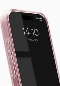 Transparante roze telefoonhoes met een zwart scherm waarop de tijd 14:10 en de datum worden weergegeven, met zichtbare knoppen aan de zijkant voor volume en power.