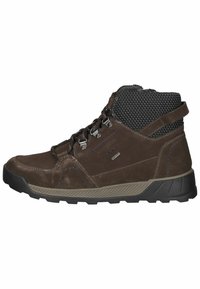 Botas de cuero marrón hasta el tobillo con un cuello de tela negra texturizada, ojales plateados, acentos de costura azul y una suela de goma resistente.