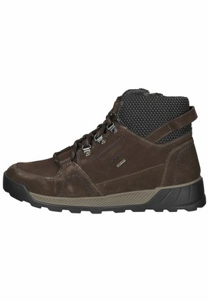 Botas de cuero marrón hasta el tobillo con un cuello de tela negra texturizada, ojales plateados, acentos de costura azul y una suela de goma resistente.