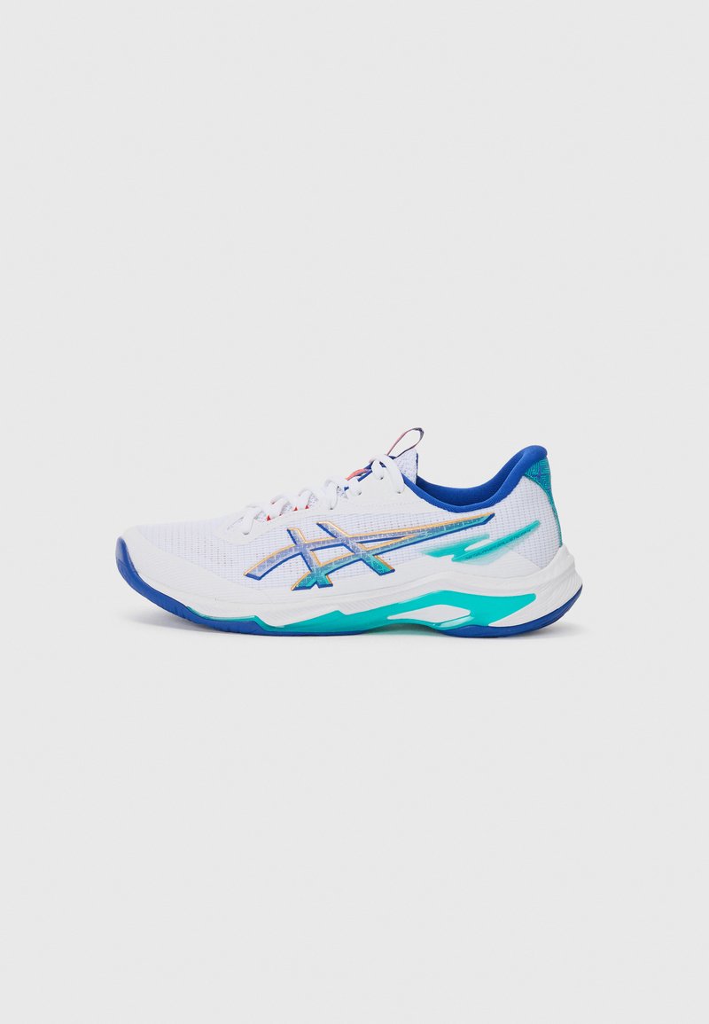 Chaussures de course avec une tige en maille blanche, accents bleus, semelle turquoise et logo multicolore à rayures. Conception légère pour des performances optimales.