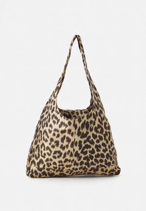 Torebka na ramię w panterkę z miękkiego materiału, o zakrzywionym kształcie i dwóch długich uchwytach. Kolorystyka obejmuje beżowe i ciemnobrązowe plamki.