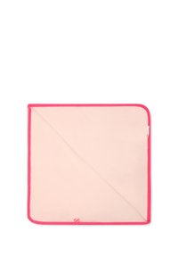 Couverture rose clair avec une bordure rose vif, présentant une texture lisse et une forme carrée, soigneusement pliée dans le coin pour une apparence fraîche.
