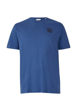 Blauwe katoenen T-shirt met korte mouwen, ronde hals en een klein zwart logo op de linkerkant van de borst. Vriendelijke textuur, standaard pasvorm.
