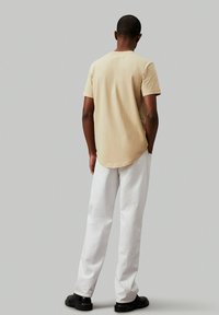 Calvin Klein Jeans BADGE TURN UP SLEEVE - Camiseta básica - pale khaki