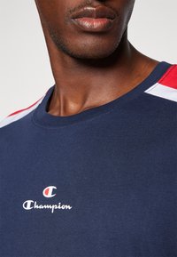 Champion RETRO SPORT CREWNECK SMALL LOGO - Camiseta estampada - dark blue