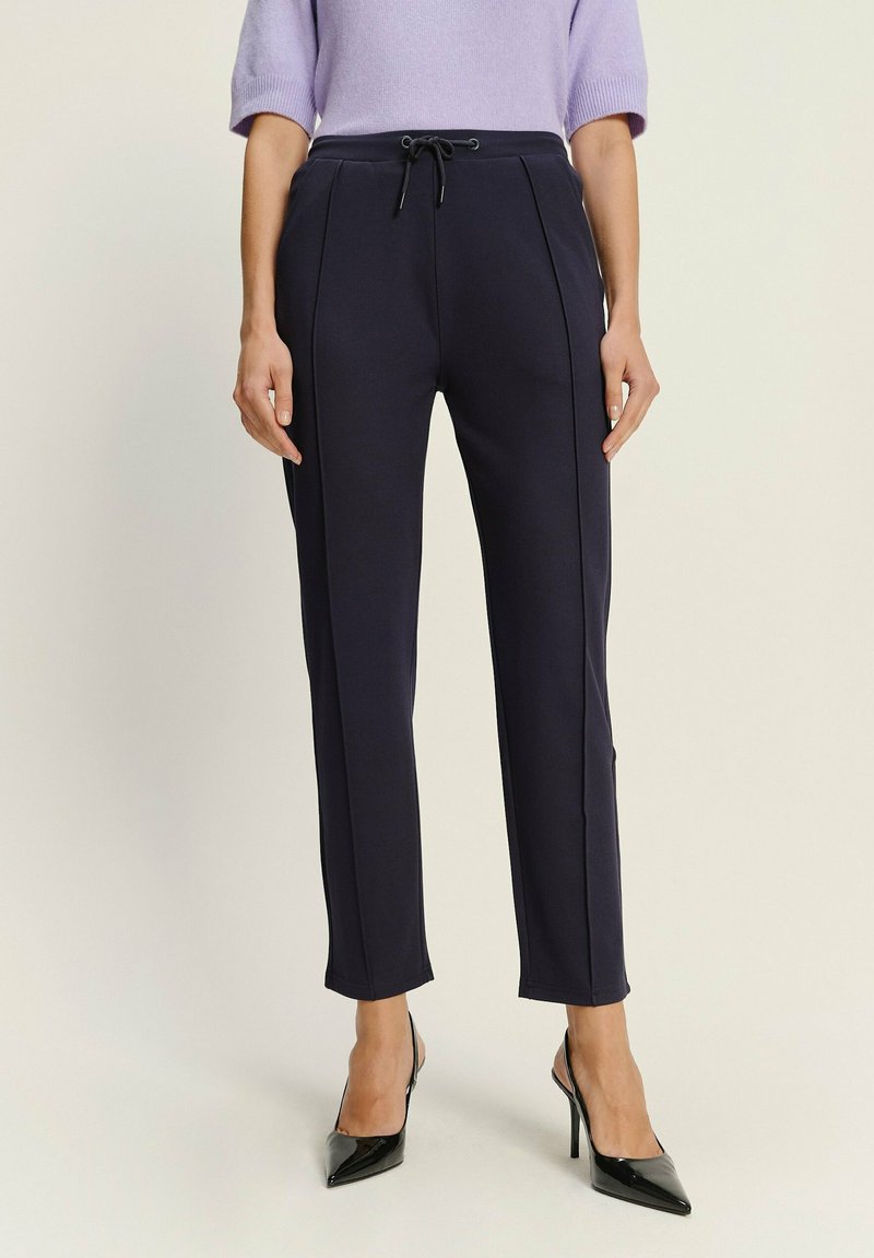 Marine joggerbroek gemaakt van katoenmix, met een drawstring taille, zijzakken en taps toelopende benen met subtiele stikdetails.