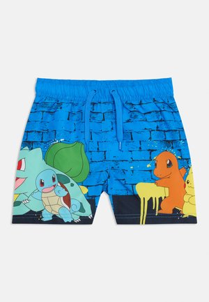 Shorts bleus avec taille élastique et cordon, présentant les personnages colorés de Pokémon Bulbizarre, Carapuce, Salamèche et Pikachu sur un fond de mur en briques.
