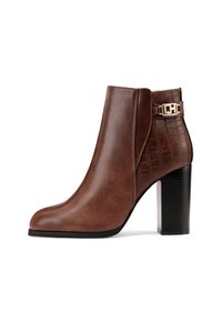 Stivale alla caviglia in pelle marrone con un lato texture, dettaglio della fibbia con accenti dorati e un tacco nero chunky. Superficie liscia con una silhouette elegante.