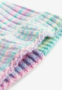 Ett stickat halsduk i pastellfärger, med ett rutmönster i rosa, lila och mint. Mjuk, texturerad blandning av ull.