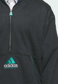 Felpa nera con zip e dettagli in teal, dotata di tasca frontale e logo ricamato "adidas EQUIPMENT" sul petto. Materiale morbido.