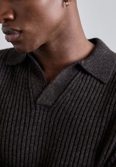 Filippa K Džemper - mocha/navy