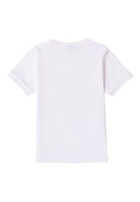 Camiseta de algodón blanca con mangas cortas, cuello redondo y una textura suave. Sin patrones ni gráficos visibles en la parte de atrás.