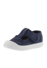 Scarpa in tela blu navy con punta rotonda in gomma bianca, dotata di una fascetta in Velcro e dettagli perforati ai lati. Suola testurizzata bianca.