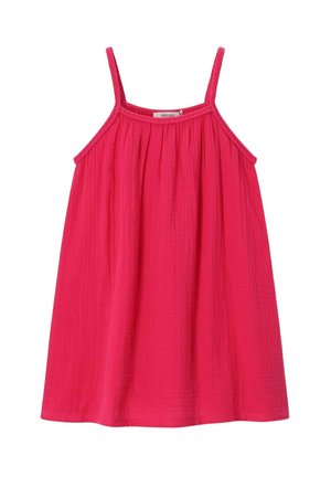 Robe sans manches rose vif avec fines bretelles tressées et un décolleté froncé, en tissu léger texturé.