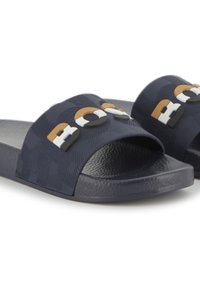 Sandales à semelle plateforme de couleur bleu foncé avec une lanière texturée ornée de lettres en relief orange, blanche et noire. Semelles épaisses et texturées pour une meilleure adhérence.