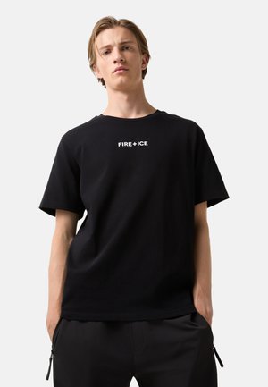 Černé bavlněné tričko s kulatým výstřihem a krátkými rukávy, s bílým potiskem loga "FIRE+ICE" přes hrudník. Hladká textura.
