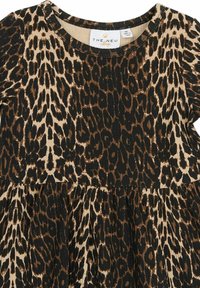 Šaty s leopardím vzorem v odstínech hnědé a černé. mají kulatý výstřih a nařasenou sukni. Vyrobeny z měkké, texturované tkaniny.
