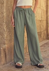 Next TEXTURED WIDE LEG - Auduma bikses - khaki green