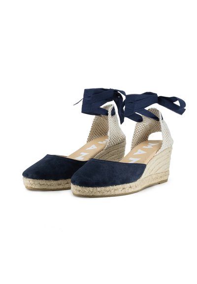 Marineblaue Wildleder-Espadrilles mit gewebtem Canvas-Obermaterial und Knöchelbindungen. Jutemittelsohle und flache, strukturierte Gummisohle.