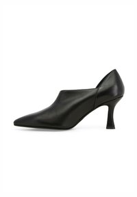 Scarpa nera in pelle con tacco alto, punta affusolata, design elegante e tacco slanciato. Texture liscia e stile minimalista.