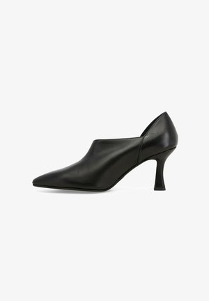 Scarpa nera in pelle con tacco alto, punta affusolata, design elegante e tacco slanciato. Texture liscia e stile minimalista.