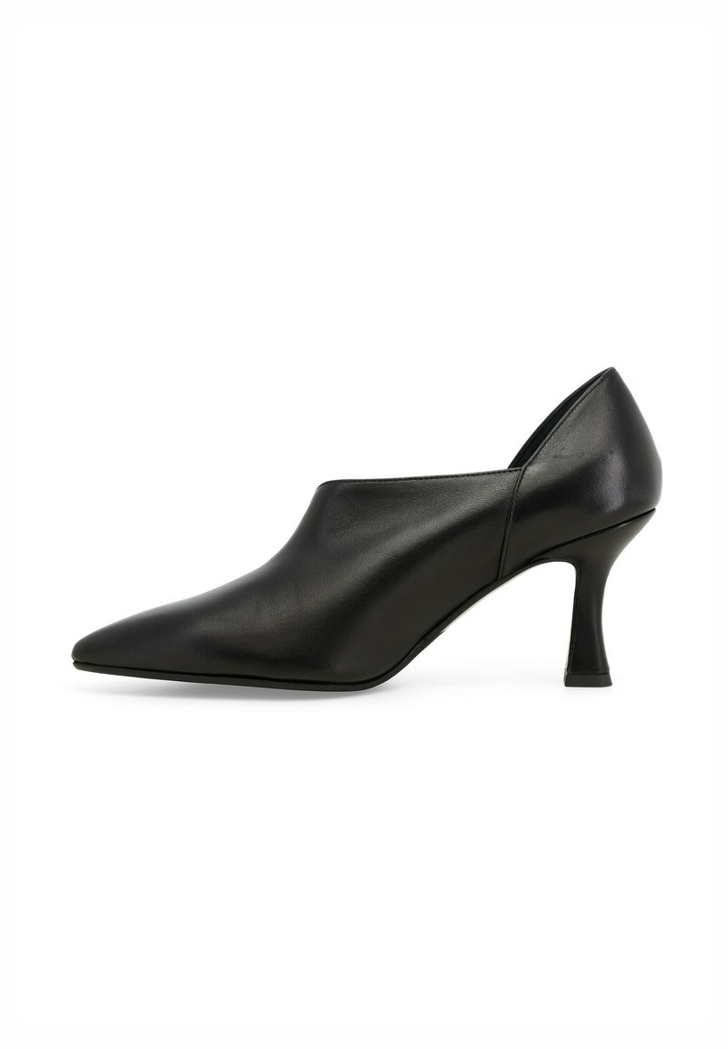 Scarpa nera in pelle con tacco alto, punta affusolata, design elegante e tacco slanciato. Texture liscia e stile minimalista.