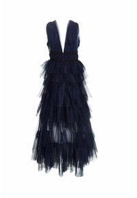Marineblauwe jurk met een diepe V-rug, voorzien van gelaagde tule ruffles, een getailleerde corsage en een contrasterende zwarte tailleband.
