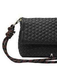 Sac à main en cuir tressé noir avec fermeture à rabat, doté d'une bandoulière en tissu torsadé avec des accents orange et blanc, et un détail logo doré.