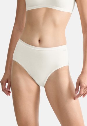 Beige katoenen high-waisted slipjes met een gladde textuur en een elastische tailleband, met minimale branding aan de zijkant.